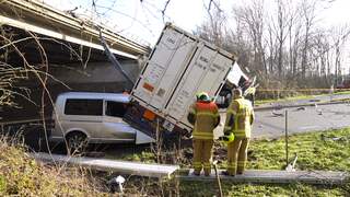 Van viaduct gereden vrachtwagen belandt boven op busje bij Gorinchem