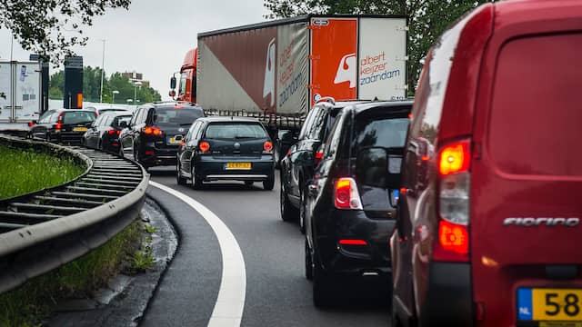 Regen en ongelukken zorgen voor veel files. Regen en ongelukken zorgen voor veel files.