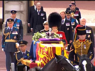Processie met Charles leidt kist Elizabeth naar Westminster Hall