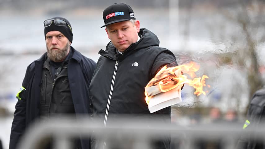Rechts-extremist verbrandt koran voor Turkse ambassade in Zweden
