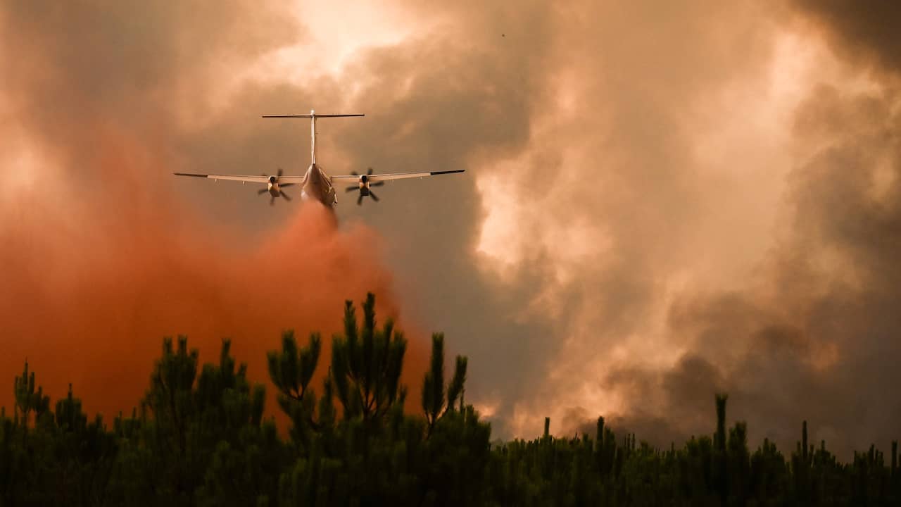 Frankrijk zet veel blusvliegtuigen in om de bosbranden te bestrijden.