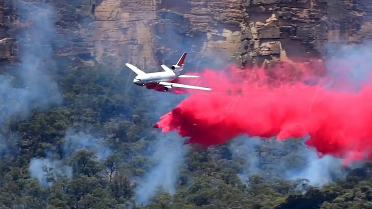 Beeld uit video: Vliegtuigen bestrijden natuurbrand in Australië