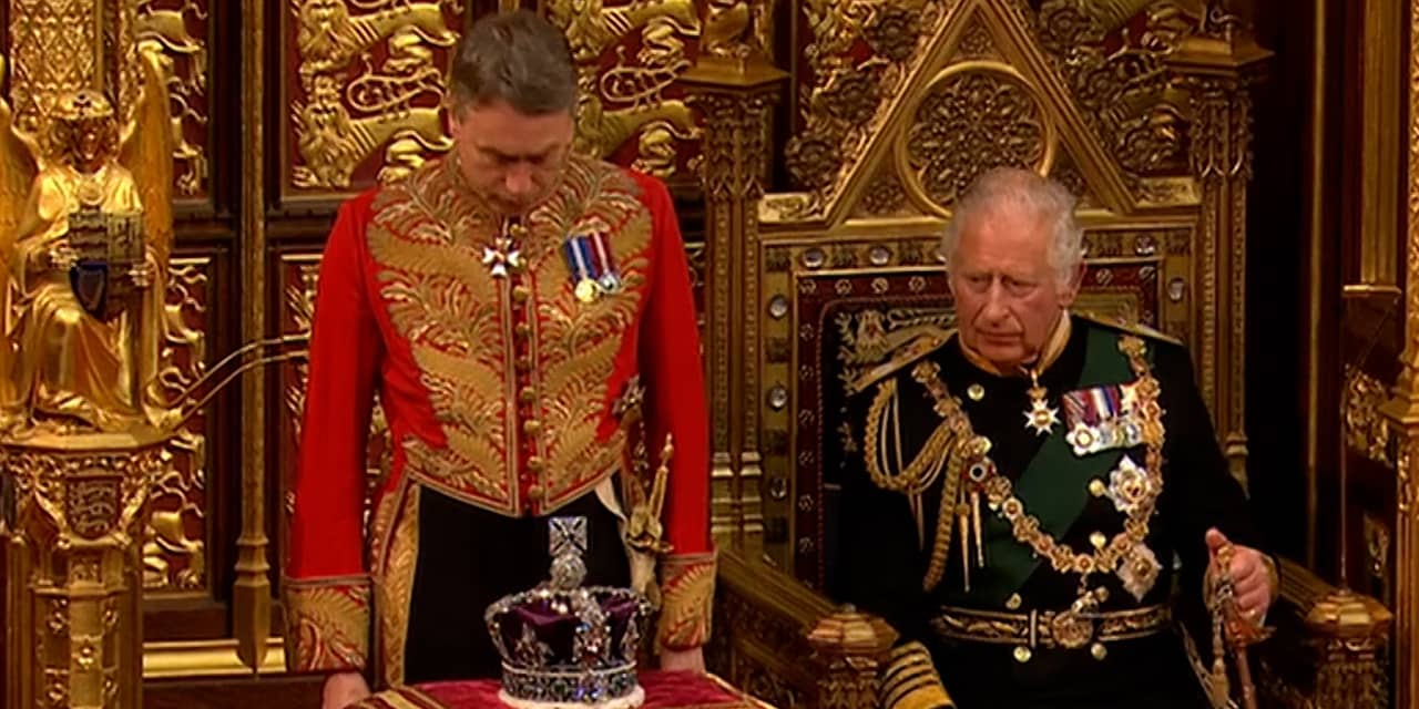 Gemist Prins Charles houdt troonrede voor afwezige koningin Elizabeth Gemist Prins Charles houdt troonrede voor afwezige koningin Elizabeth