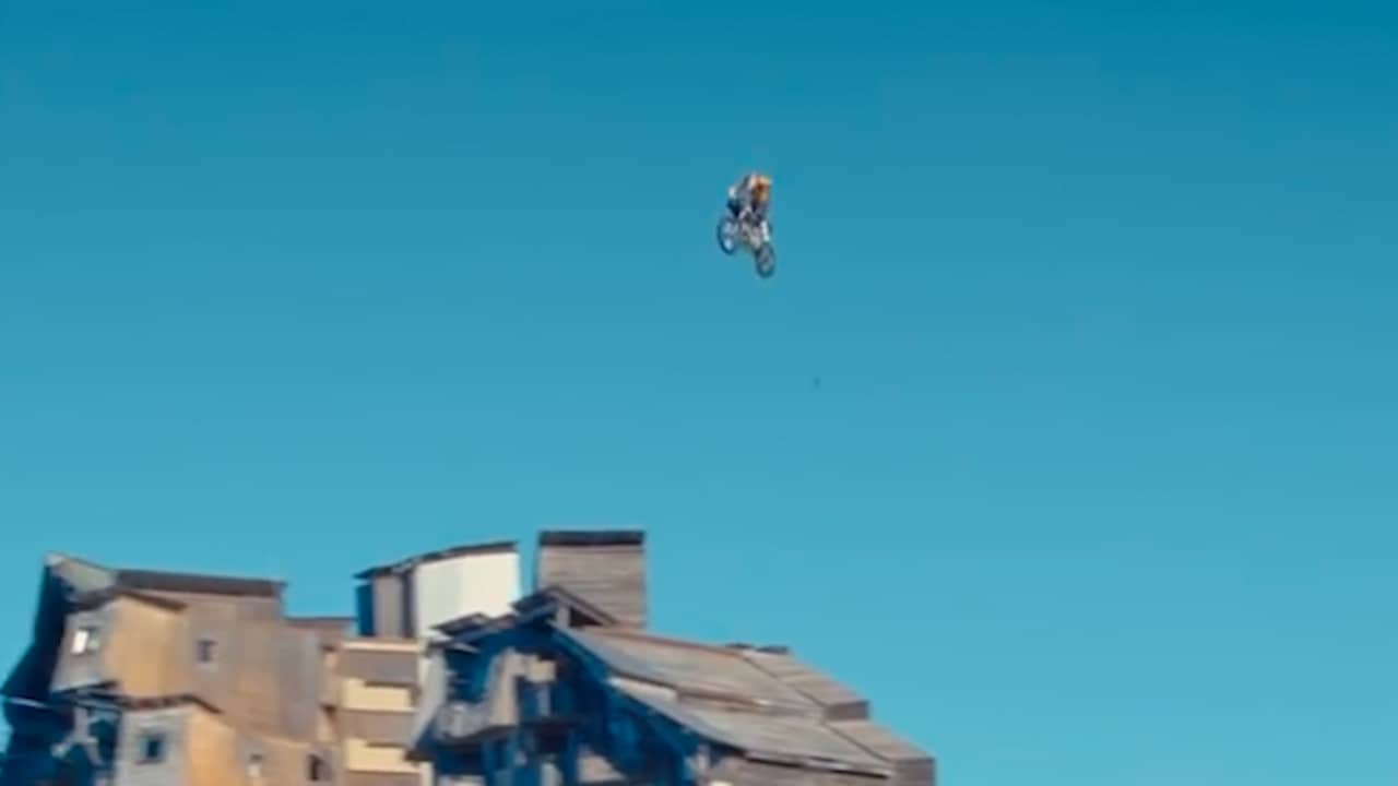 Beeld uit video: Freestylecrosser springt van 170 meter hoge klif in Frankrijk