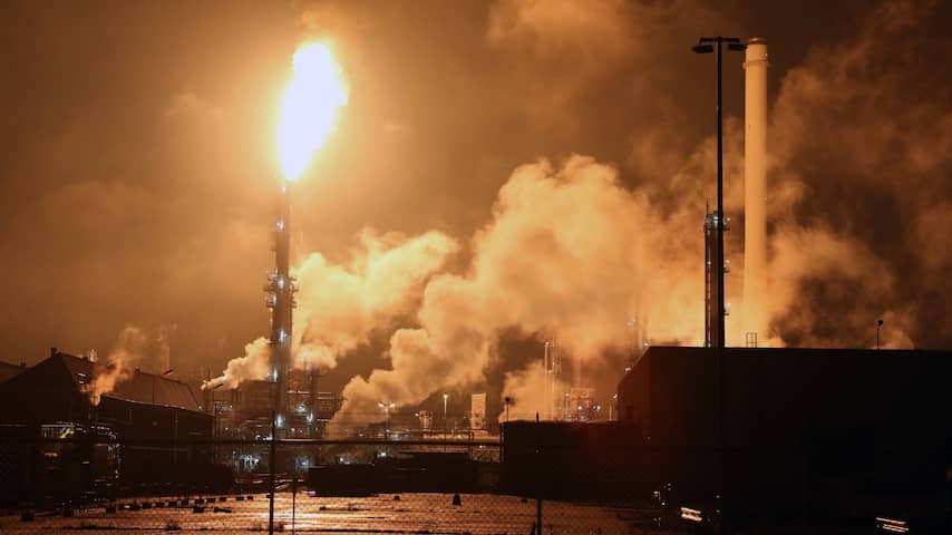 Affakkelen bij Shell raffinaderij in Rotterdamse haven
