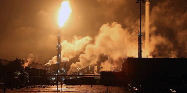 Affakkelen bij Shell raffinaderij in Rotterdamse haven