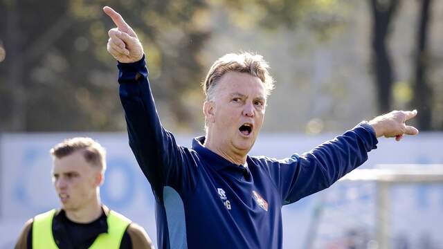 Van Gaal liet zich op kenmerkende wijze vocaal duidelijk gelden op het trainingsveld in Velsen-Zuid.