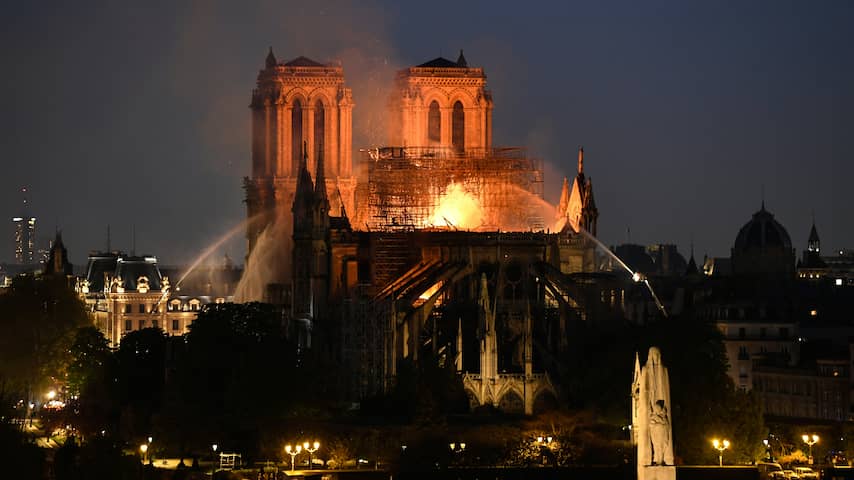 Grote brand in beroemde Parijse kathedraal Notre-Dame