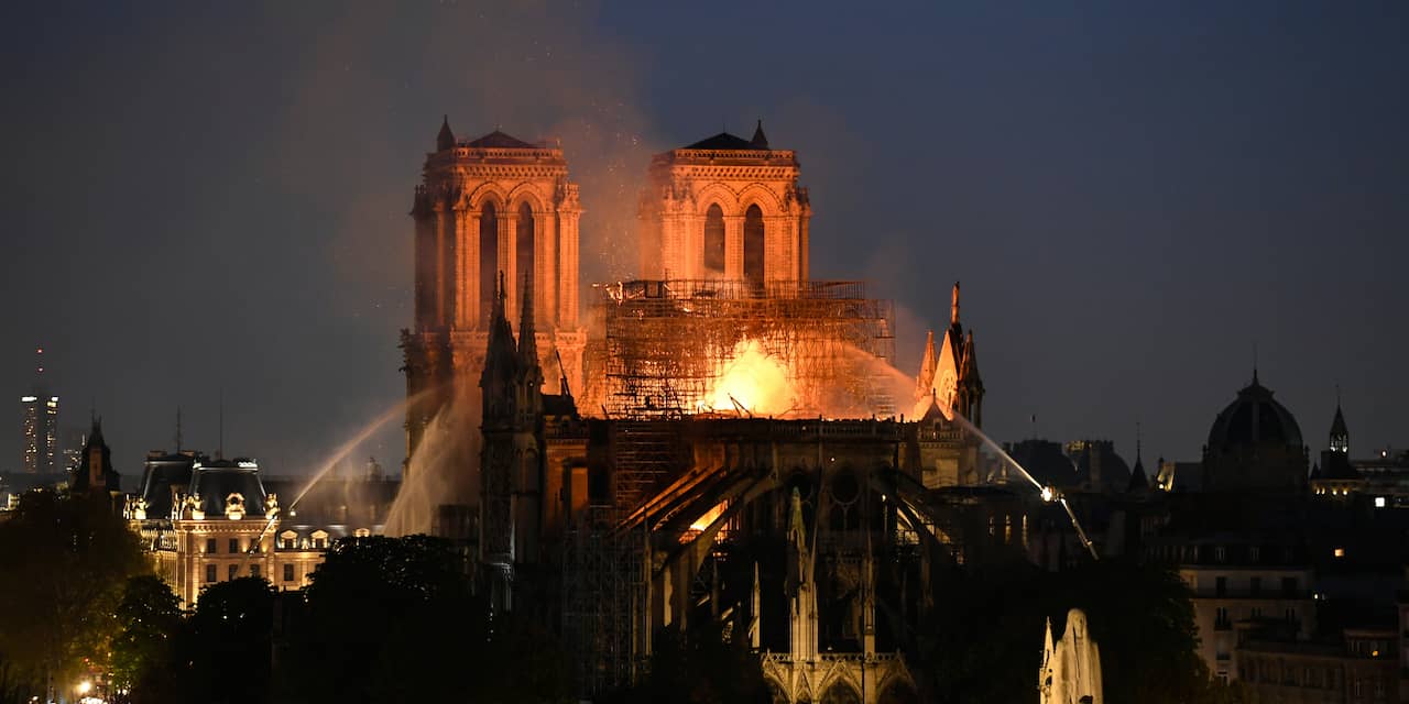 Grote brand in beroemde Parijse kathedraal Notre-Dame