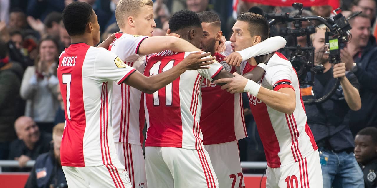 Ten Hag genoot van Ajax in 'fantastische' eerste helft tegen Feyenoord