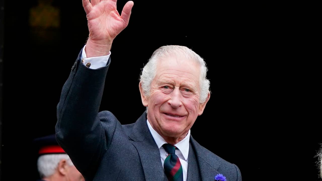 Beeld uit video: Deze drie dingen in de aankondiging van Charles' kroning vallen op