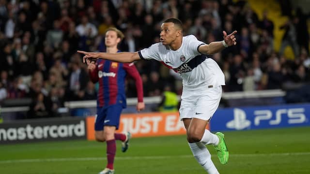 Mbappé schiet vanaf de penaltystip raak tegen Barça