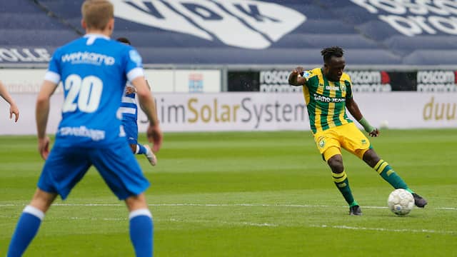 Bobby Adekanye schiet de 0-1 binnen voor ADO Den Haag tegen PEC Zwolle.
