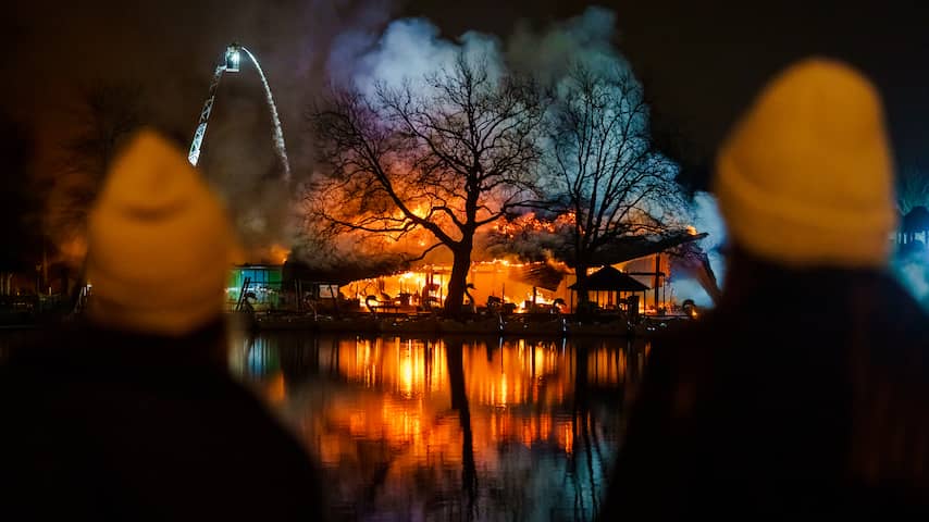 Brand verwoest theater in Rotterdams Plaswijckpark, tiener aangehouden