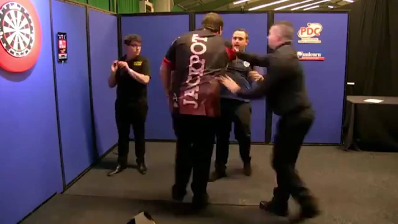 Beeld uit video: Tweevoudig wereldkampioen darts Lewis deelt duw uit aan tegenstander