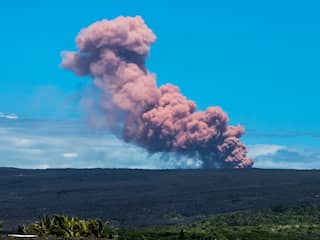 Snelweg op Hawaï afgesloten door stromende lava