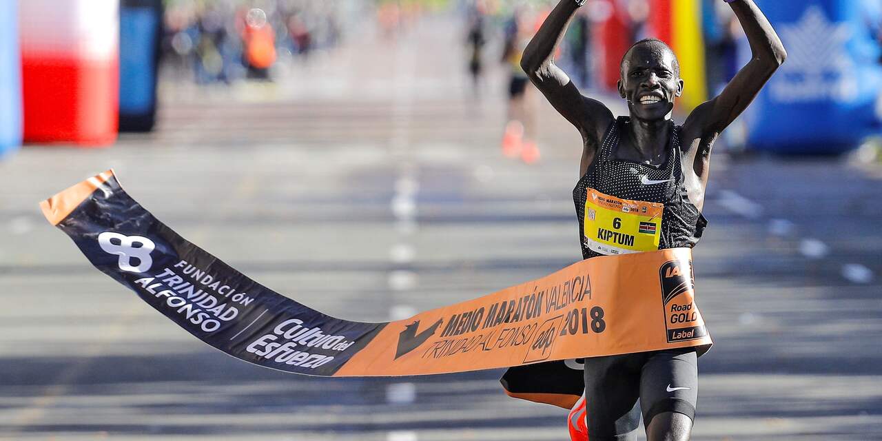Keniaan Kiptum verbreekt acht jaar oud wereldrecord op halve marathon