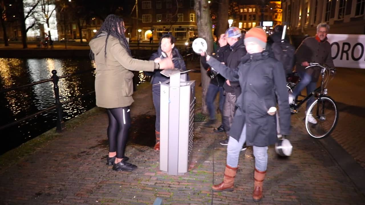 Beeld uit video: Betogers verstoren toespraak Rutte met lawaaiprotest bij Torentje