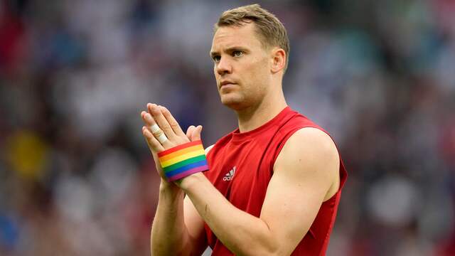 Manuel Neuer bedankt de Duitse fans na de nederlaag tegen Engeland.