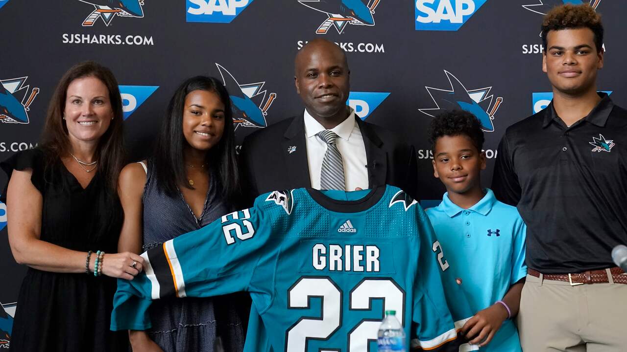 Mike Grier vierde zijn bijzondere aanstelling met zijn gezin.
