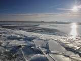 Donderdag 8 februari: Kruiend ijs op het IJsselmeer bij Kornwerderzand.
