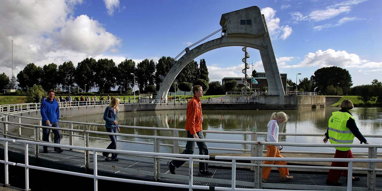 Rijkswaterstaat zet stuw Hagestein op kier vanwege toename zout water