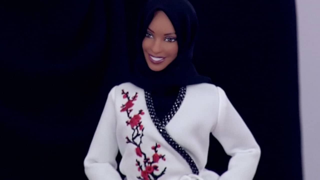 Beeld uit video: Amerikaanse atlete presenteert eerste barbiepop met hoofddoek