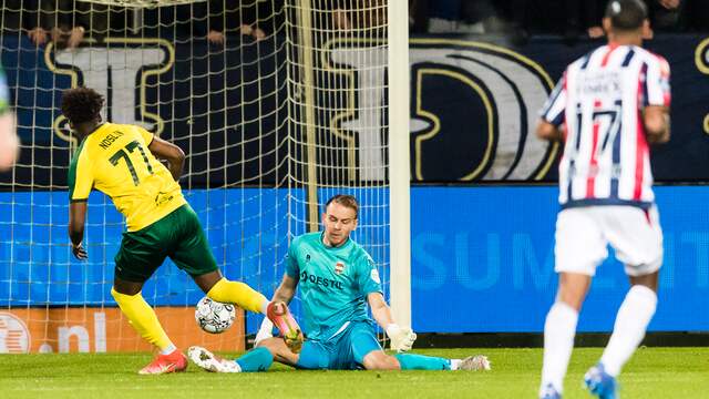 Tijjani Noslin schiet de 0-1 binnen.