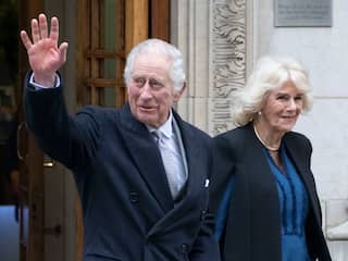 Koningin Camilla zegt dat het naar omstandigheden goed gaat met zieke Charles
