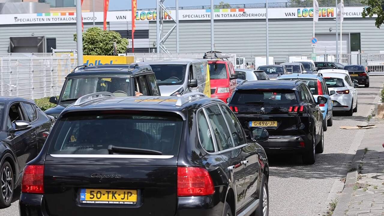 Beeld uit video: Urenlange wachtrijen voor Nederlandse milieustraten