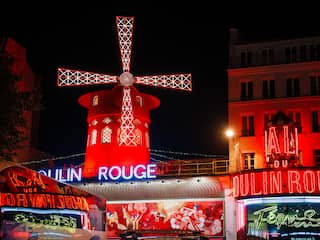 Wieken van molen op beroemd Parijs cabarettheater Moulin Rouge gevallen