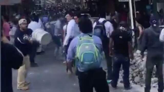 Vrijwilligers vormen menselijke hulpverleningsketen in Mexico-Stad