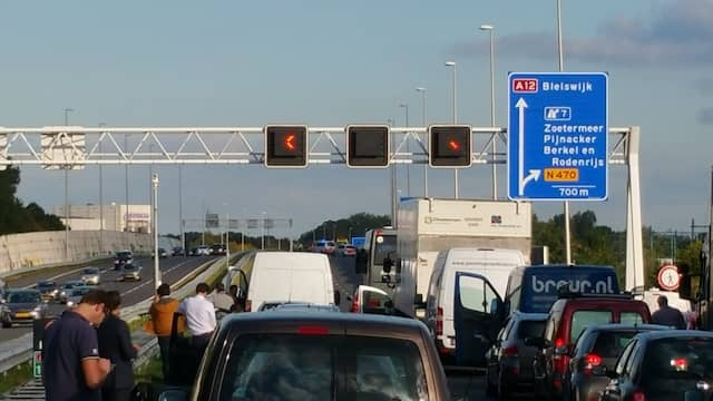 A12 bij Den Haag uren dicht na kettingbotsing met tien auto's.