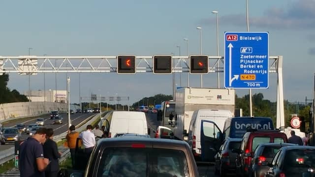 Vertraging op de A12 na meerdere ongelukken. Vertraging op de A12 na meerdere ongelukken.