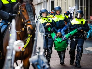 Politie grijpt in bij bezetting P.C. Hoofthuis Universiteit van Amsterdam