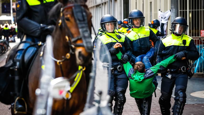 Dertig studenten die gebouw Universiteit Amsterdam bezetten krijgen boete