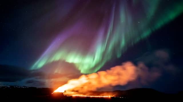 Timelapse toont noorderlicht boven vulkaanuitbarsting IJsland