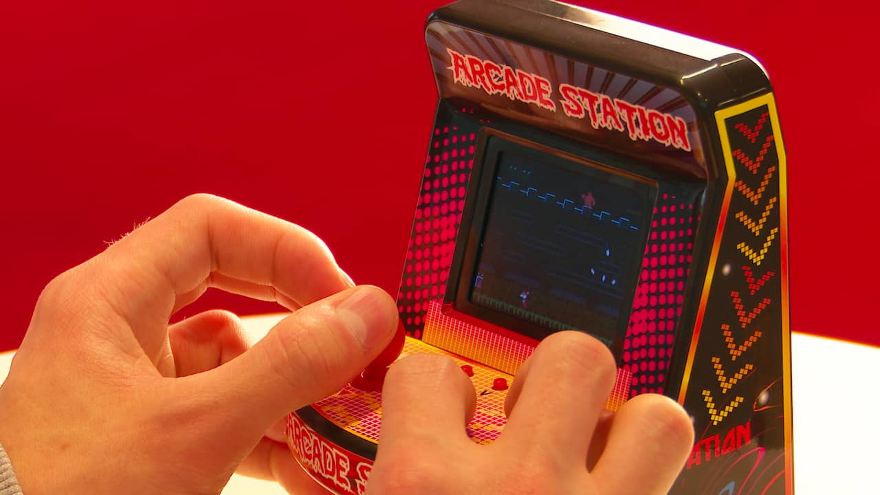 Beeld uit video: Prul of Praal? Miniarcadekast heeft meer dan tweehonderd spelletjes