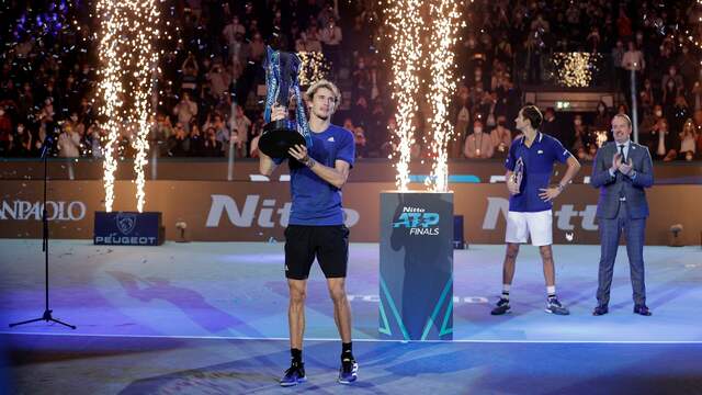 Winnaar Alexander Zverev, met op de achtergrond Daniil Medvedev.