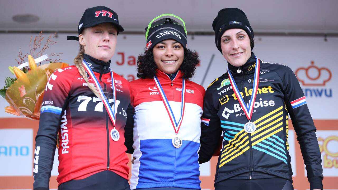 Het podium bij de vrouwen op het NK van 2020 met Annemarie Worst, Ceylin del Carmen Alvarado en Lucinda Brand.