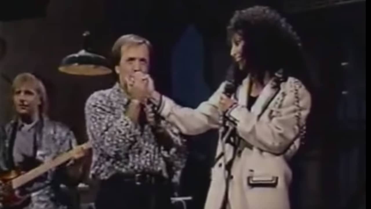 Sonny en Cher zingen I Got You Babe in 1987