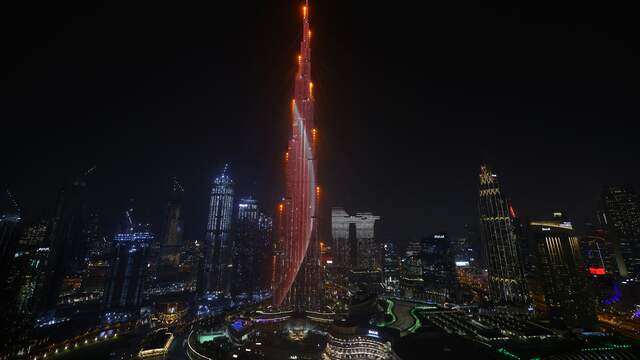 De Burj Khalifa, evenals andere gebouwen in de stad Dubai, kleuren dinsdag rood ter ere van de missie.