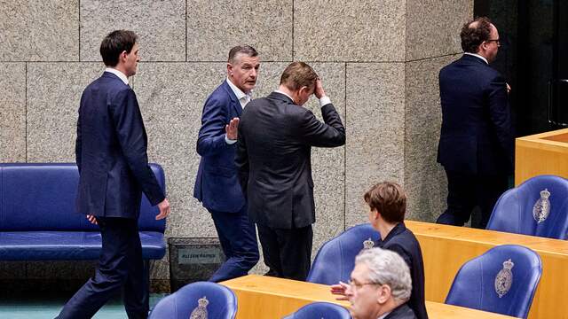 Op 18 maart wordt minister van Medische Zorg Bruno Bruins onwel in de Tweede Kamer. Hij verklaart later dat het door oververmoeidheid komt en besluit uiteindelijk af te treden.
