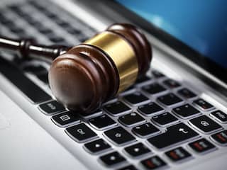 Hamer toetsenbord internetrecht rechtszaak