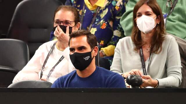 Roger Federer keek vanaf de tribune toe.
