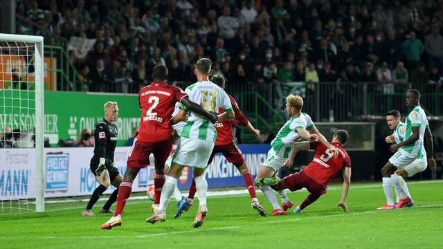 Bayern München kwam door een eigen doelpunt van Greuther Fürth op 0-3.