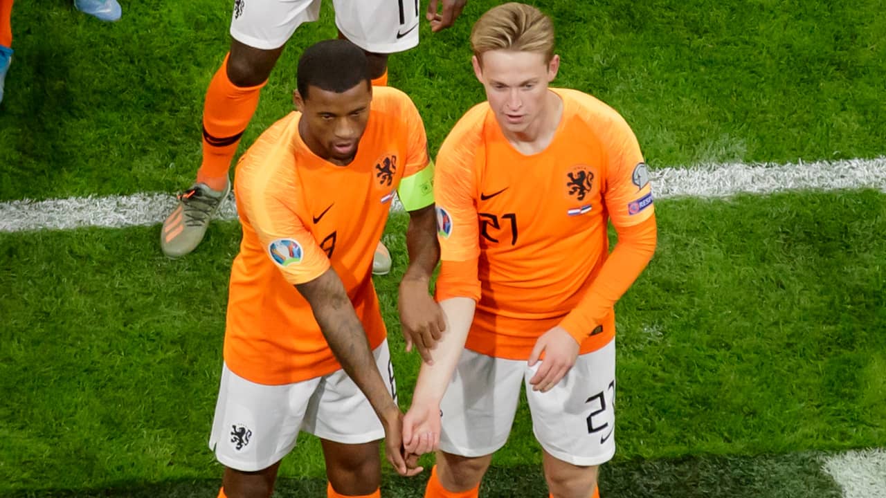 Georginio Wijnaldum en Frenkie de Jong maakten tijdens een wedstrijd tegen Estland in 2019 een zichtbaar statement tegen racisme na een doelpunt.