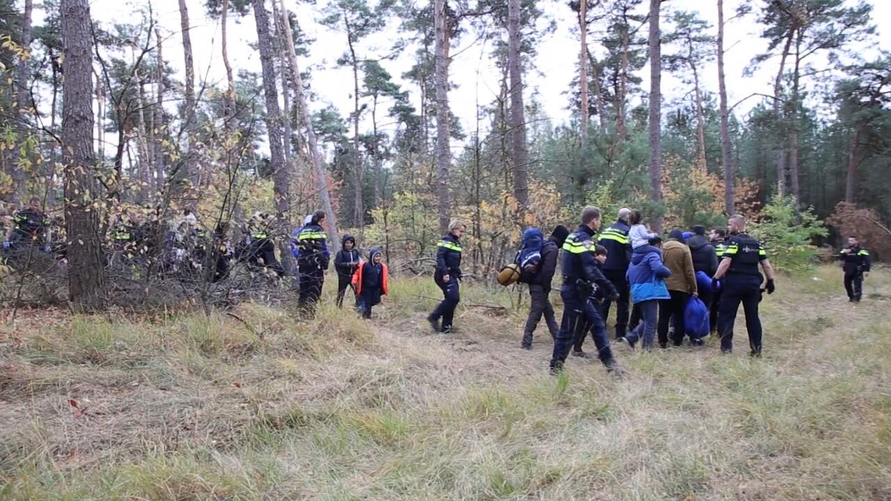 Politie ontruimt tentenkamp vluchtelingen in bos bij Belgische grens