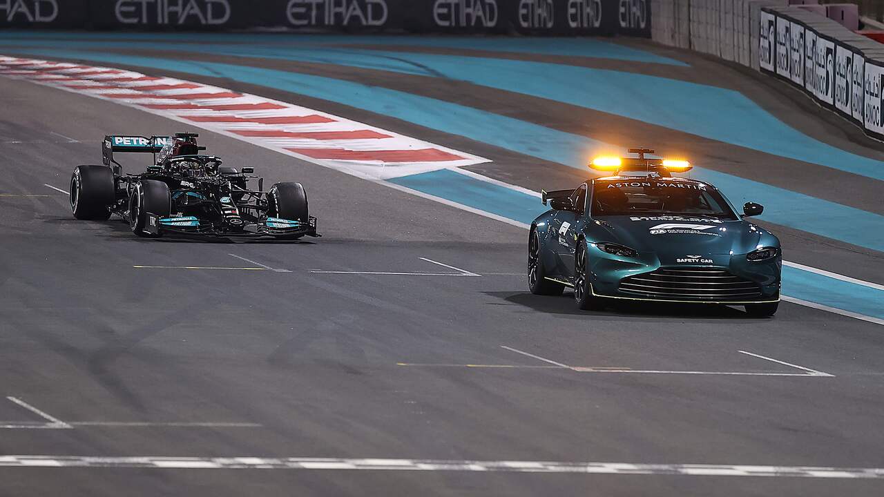 Hamilton op zijn oude banden achter de safetycar
