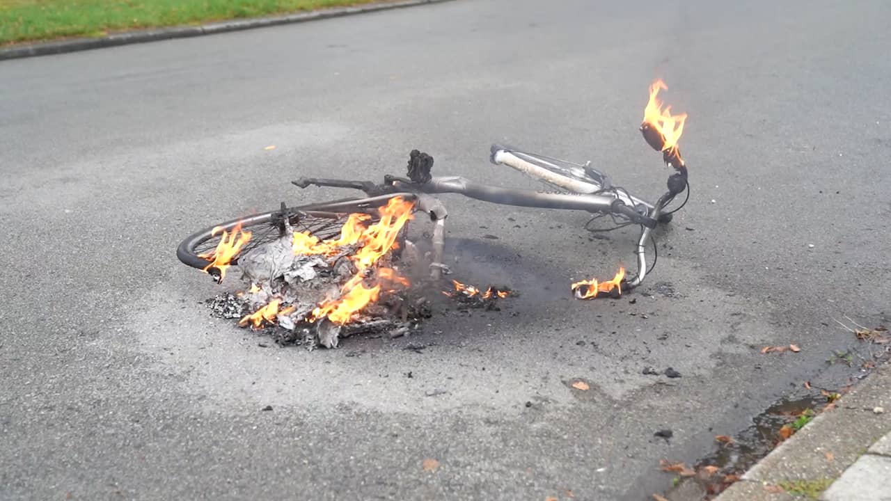 Beeld uit video: Accu van elektrische fiets ontploft tijdens fietsen in Weert